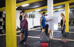 atletas recibiendo instrucciones del entrenador foto