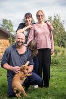 retrato de familia feliz en la granja foto