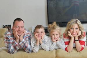 familia joven feliz en casa foto