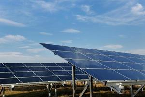 campo de energía renovable del panel solar foto