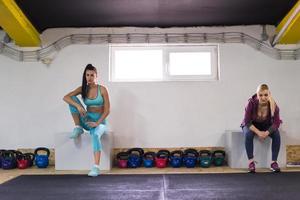 jóvenes atletas mujeres sentadas y relajadas foto