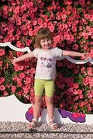 niña linda en un jardín de flores foto