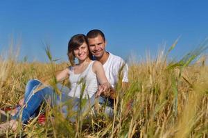 pareja feliz en campo de trigo foto