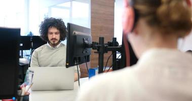 hombre de negocios que trabaja usando una computadora portátil en la oficina de inicio foto