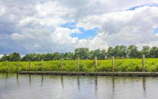 hermoso paisaje natural panorama embarcadero barco oste rio agua alemania. foto