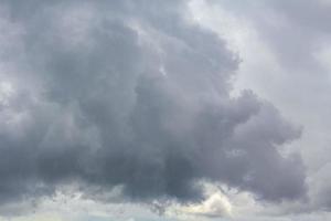 fuertes lluvias tormenta oscura nubes de tormenta viento en alemania. foto