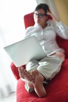 mujer usando una computadora portátil en casa foto