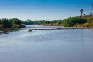 río llobregat y el puente que cruza el río en sant feliu de llobregat foto