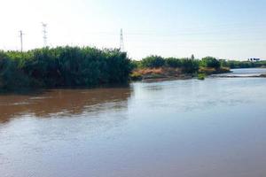 río llobregat y el puente que cruza el río en sant feliu de llobregat foto