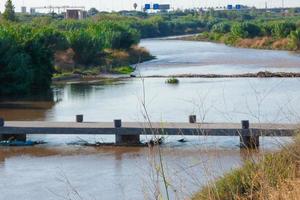 puente de inundación para deportistas que cruza el río llobregat muy cerca de la ciudad de barcelona. foto