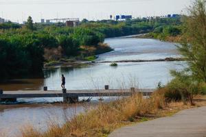 puente de inundación para cruzar el río para deportistas, tanto en bicicleta como a pie y corriendo. foto