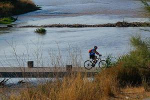 puente de inundación para cruzar el río para deportistas, tanto en bicicleta como a pie y corriendo. foto