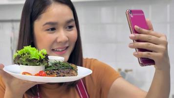 joven mujer asiática cocinando en la cocina en casa. foto