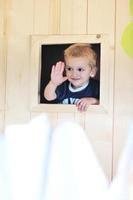 niño feliz en una ventana foto