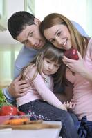 familia joven feliz en la cocina foto