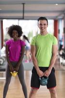 entrenamiento en pareja con pesas en el gimnasio crossfit foto