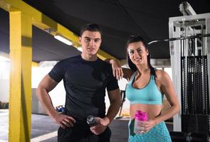 retrato de atletas en el gimnasio cross fitness foto