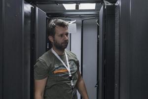 el ingeniero que trabaja en la sala de servidores o en el centro de datos, el técnico coloca en un rack un nuevo servidor de supercomputadora de mainframe de negocios corporativos o granja de minería de criptomonedas. foto