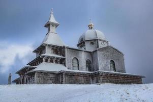 iglesia de madera en invierno foto