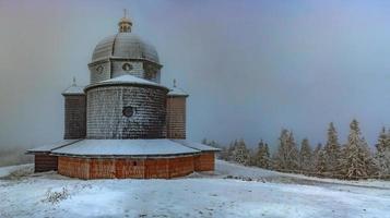 iglesia de madera en invierno foto