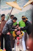 dieng, indonesia - 1 de agosto de 2015. festival cultural de dieng, los turistas siguen la procesión de rastas durante el evento del festival cultural de dieng en dieng, distrito de banjarnegara, java central foto