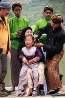 dieng, indonesia - 1 de agosto de 2015. festival cultural de dieng, los turistas siguen la procesión de rastas durante el evento del festival cultural de dieng en dieng, distrito de banjarnegara, java central foto