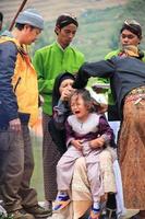 dieng, indonesia - 1 de agosto de 2015. festival cultural de dieng, los turistas siguen la procesión de rastas durante el evento del festival cultural de dieng en dieng, distrito de banjarnegara, java central foto