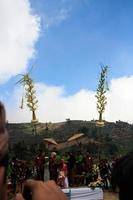 dieng, indonesia - 1 de agosto de 2015. festival cultural de dieng, los turistas siguen la procesión de rastas durante el evento del festival cultural de dieng en dieng, distrito de banjarnegara, java central foto