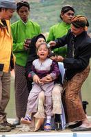 dieng, indonesia - 1 de agosto de 2015. festival cultural de dieng, los turistas siguen la procesión de rastas durante el evento del festival cultural de dieng en dieng, distrito de banjarnegara, java central foto