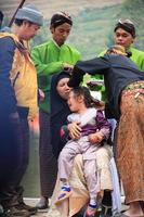 dieng, indonesia - 1 de agosto de 2015. festival cultural de dieng, los turistas siguen la procesión de rastas durante el evento del festival cultural de dieng en dieng, distrito de banjarnegara, java central foto