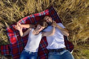 pareja feliz en campo de trigo foto