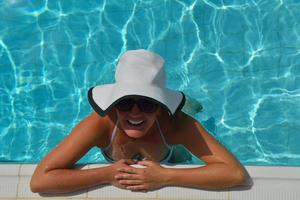 mujer feliz en la piscina foto