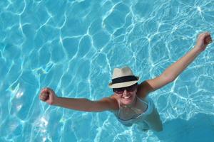 mujer feliz en la piscina foto