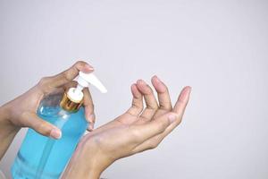 mujer bombeando gel de alcohol para lavarse las manos prevenir bacterias y virus foto