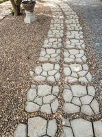 el bloque de la pasarela curva a lo largo del archivo de piedra en el jardín. foto