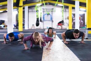 jóvenes sanos haciendo flexiones foto