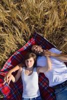 pareja feliz en campo de trigo foto