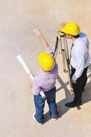 equipo de arquitectos en el sitio de construcción foto