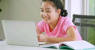 una niña que estudia el aprendizaje a distancia en línea mientras está en cuarentena en casa. foto