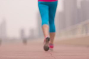 mujer corriendo por el paseo foto