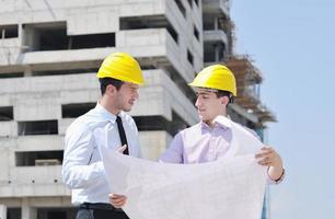 equipo de arquitectos en el sitio de construcción foto