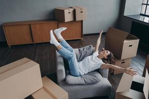 una mujer europea llena de alegría ha comprado una casa nueva. concepto de oportunidad para mujer e hipoteca. foto