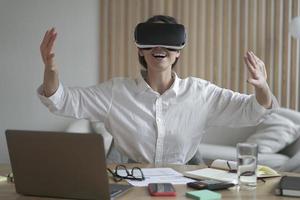 emocionada mujer de negocios europea probando gafas vr en el trabajo foto