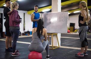 atletas recibiendo instrucciones del entrenador foto