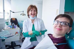 mujer paciente en el dentista foto