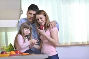 familia joven feliz en la cocina foto