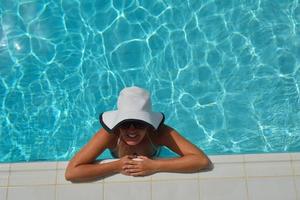 mujer feliz en la piscina foto