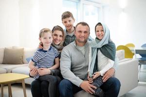 retrato de una joven y feliz familia musulmana moderna foto