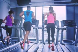 mujer haciendo ejercicio en cinta de correr en el gimnasio foto