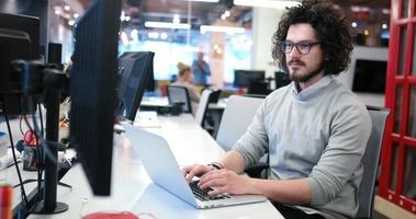 hombre de negocios que trabaja usando una computadora portátil en la oficina de inicio foto